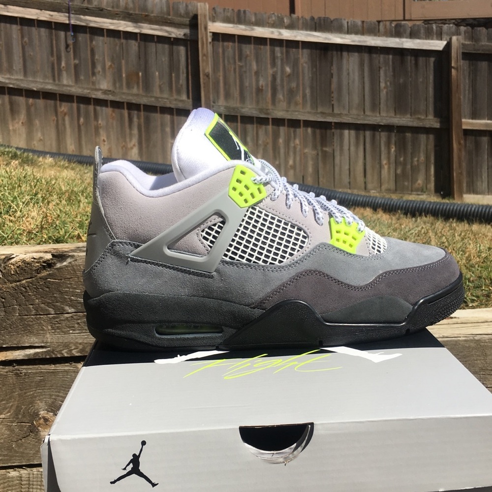 🔑 Jordan 4 SE Neon size 10